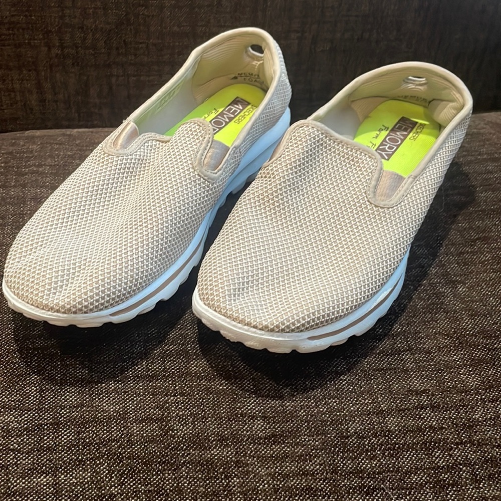 11 LN/EUC Sketchers Memory Form Fit Shoes